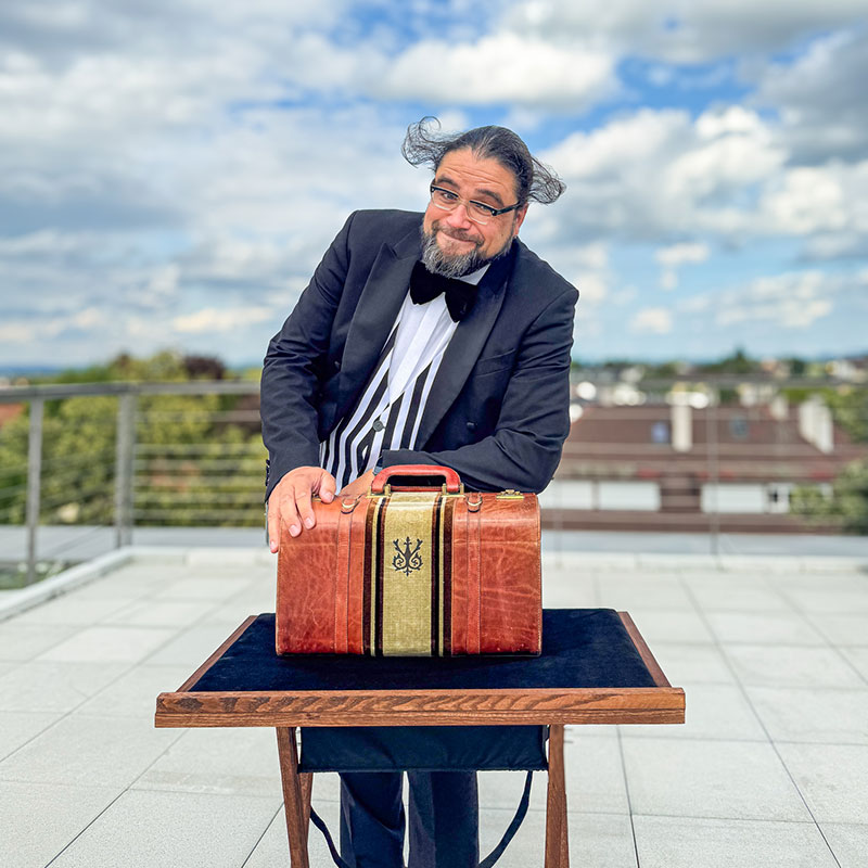 Spaßkellner Theo sorgt auf einer Dachterrasse in Ludwigsburg für Unterhaltung bei einem Firmenevent