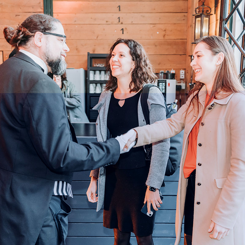 Mit viel Charme und Humor begrüßt Comedybutler Theo Gäste anlässlich eines Business-Events