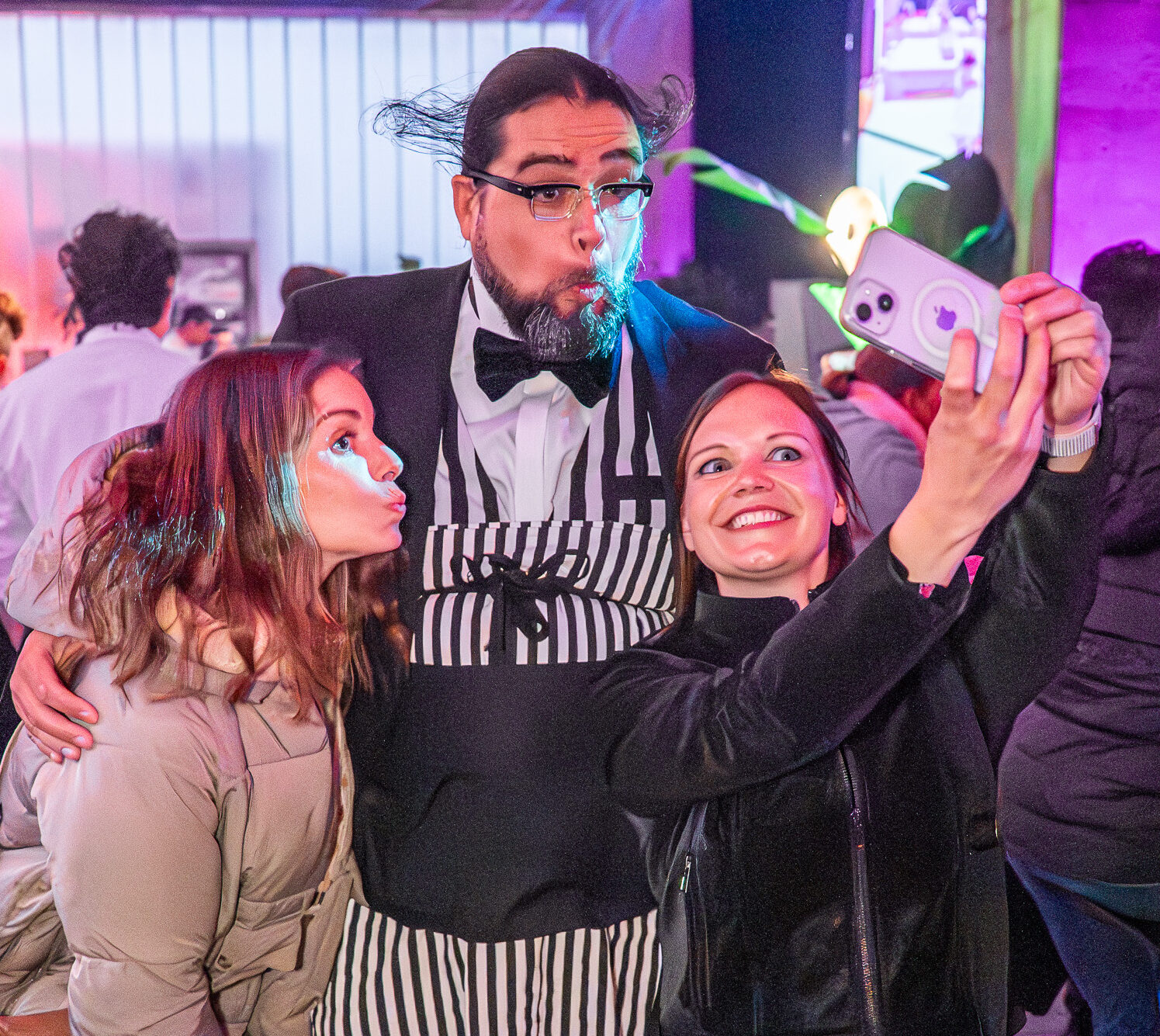 Originalbild (keine KI !) von Spaßkellner Theo Steichele mit Gästen einer Eröffnungsfeier in Ludwigsburg beim aufnehmen eines Fan-Selfie.